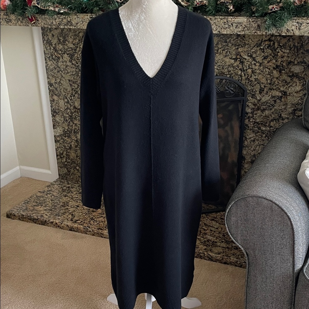 Treasure & Bond.           
Black Long Sleeve V-Neck 
Sweater Dress.      Size L